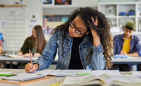 Diplômes&nbsp;du travail social&nbsp;: des organisations&nbsp;exigent le retrait de la réforme