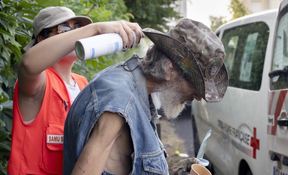 Canicule&nbsp;: pour les sans-abri, "une réponse gérée dans l’urgence"