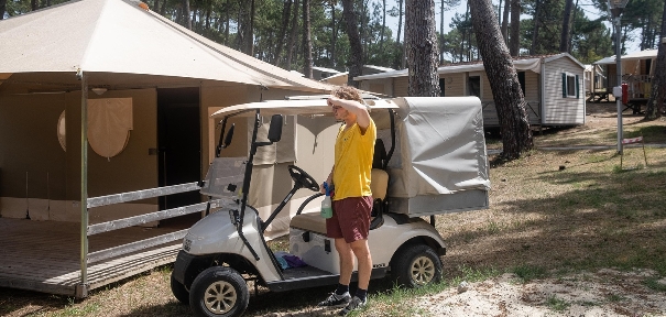 Saisonniers : accompagner un public fragile et peu visible