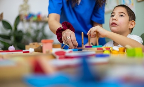 Enfants autistes&nbsp;: un rapport plaide pour "un renforcement du contrôle" dans les ESMS