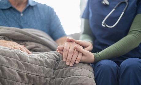 [Dossier juridique] Comment la loi "accompagnement et soins palliatifs" impacte les ESSMS&nbsp;?