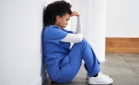 Violences contre les soignants&nbsp;: qui peut déposer plainte pour les professionnels libéraux&nbsp;?