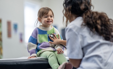 Aide sociale à l'enfance&nbsp;: formalités pour délivrer une carte Vitale aux enfants confiés