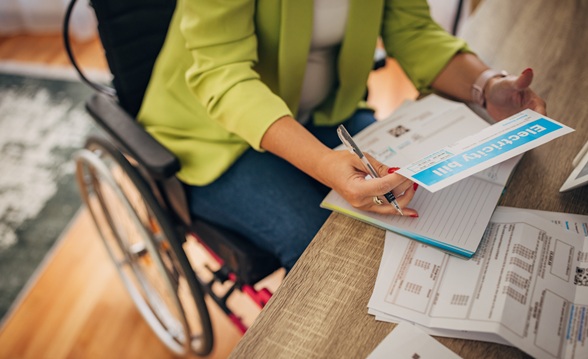 Fin du cumul ASS et AAH&nbsp;: une "perte de ressources" pour 15&nbsp;000 personnes handicapées&nbsp;?