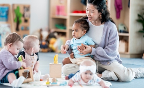 Plan d'urgence pour la petite enfance&nbsp;: des annonces en "décalage" avec la réalité
