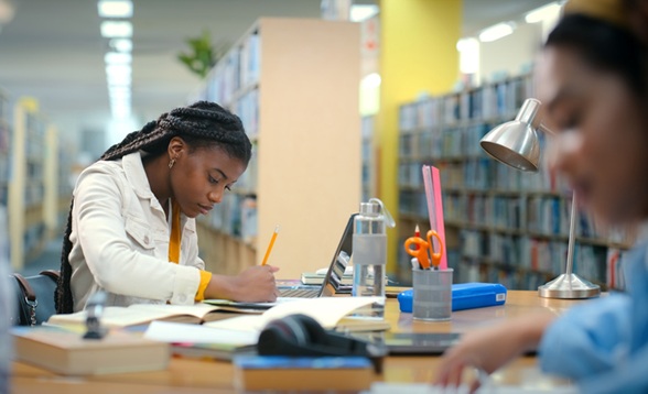 Diplômes du travail social&nbsp;: la disparition du mémoire mal perçue par les professionnels