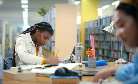 Diplômes du travail social&nbsp;: la disparition du mémoire mal perçue par les professionnels