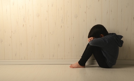Violences faites aux enfants&nbsp;: un guide pour aider les professionnels à agir