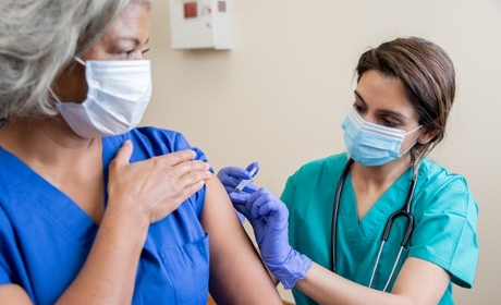 Vaccination des soignants : les professionnels invités à se préparer à la future obligation