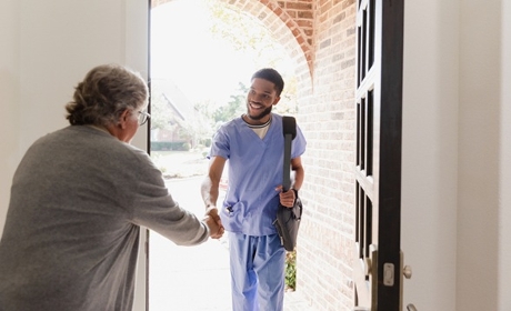 Aide à domicile&nbsp;: un nouvel outil pour faciliter l'orientation vers les SAD